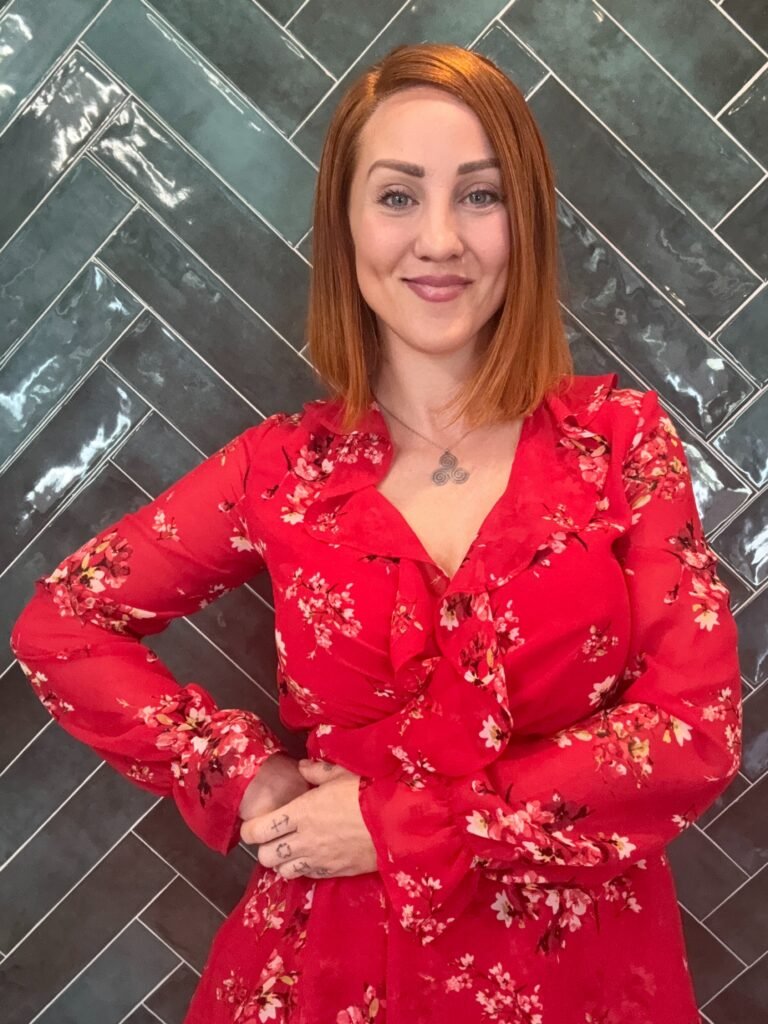 Yo Beatriz López , terapeuta gestáltica, acompañante de procesos emocionales de cambio identitario, autoestima, límites y amor propio.